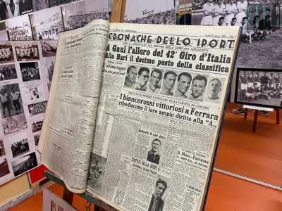 ..., notiamo le pagine ingiallite della Gazzetta del Mezzogiorno donate dal 90enne tifoso Gennaro Sibilano. Le copie risalgono agli anni 50 e 60 e nonostante il passare del tempo � possibile leggere ancora perfettamente titoli quali �I biancorossi vittoriosi a Ferrara�